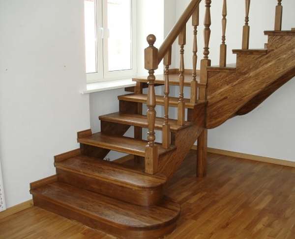 Разнообразие вариантов деревянных лестниц на второй этаж для частного дома - фото