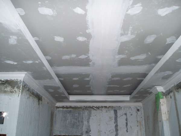 Работа с гипсокартоном  как правильно шпаклевать потолок с фото