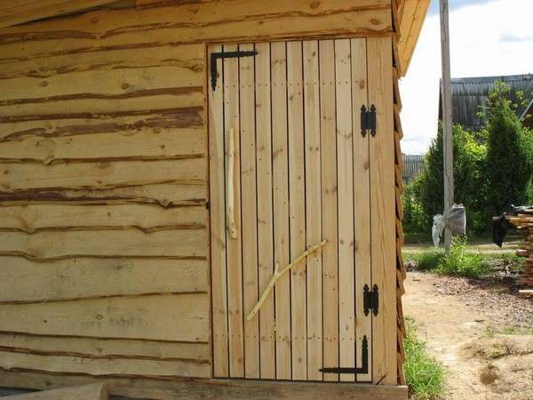 Дверь из деревянных досок в сарай  просто и надежно с фото