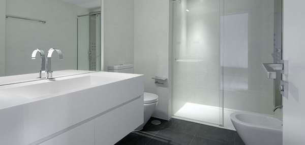 Дизайн белой ванной комнаты - фото
