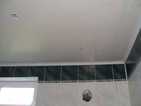 Как осуществить монтаж потолка в ванной - фото