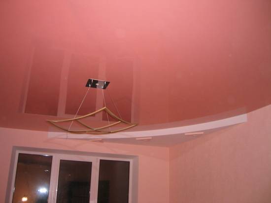 Волна на потолке: необычные натяжные конструкции - фото