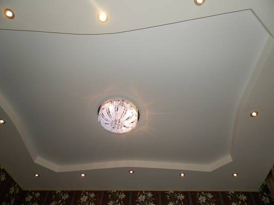 Отделка деревянного потолка гипсокартоном или пластиковыми панелями с фото