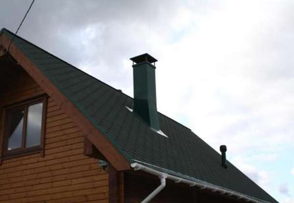 Как выполнить отделку дымохода на крыше и внутри дома? - фото