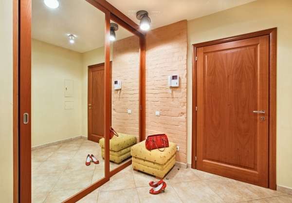 Чем отделать прихожую и коридор в частном доме или квартире? - фото