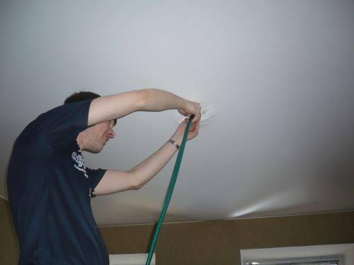 Ремонтируем порез потолка: пошаговая инструкция