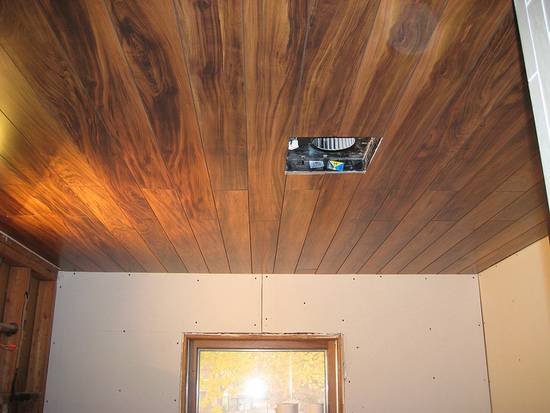 Как приклеить ламинат на потолок - фото