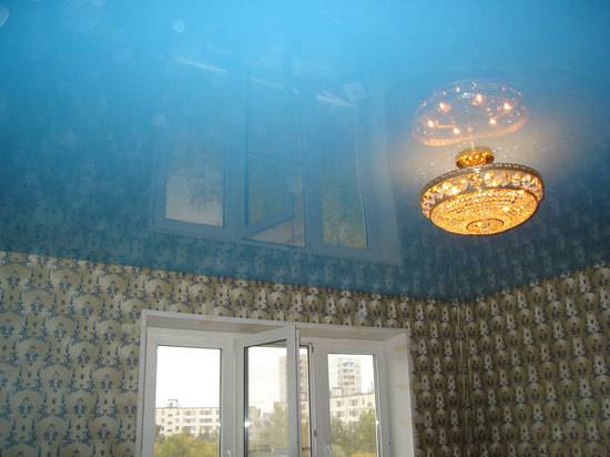 Делаем синий потолок в комнатах - фото