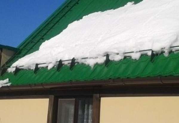Снегозадержатели на крышу - виды и особенности монтажа с фото
