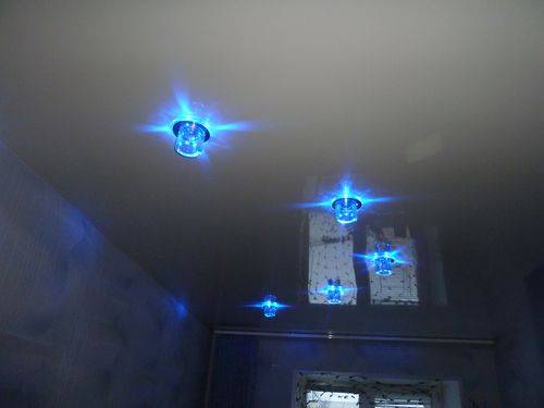 Светодиодные точечные светильники для натяжных потолков: выбор и установка - фото