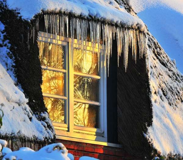 Чем и как утеплить деревянные и пластиковые окна на зиму своими руками? - фото