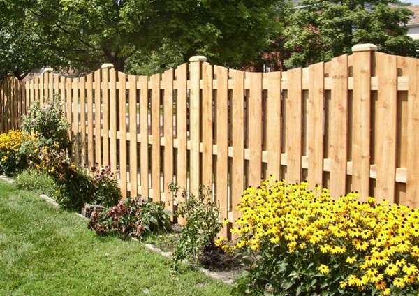 Забор из деревянного штакетника - фото