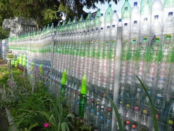 Забор из пластиковых бутылок с фото