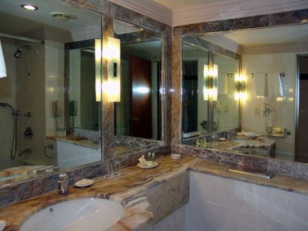 Украшаем ванную зеркалами - фото